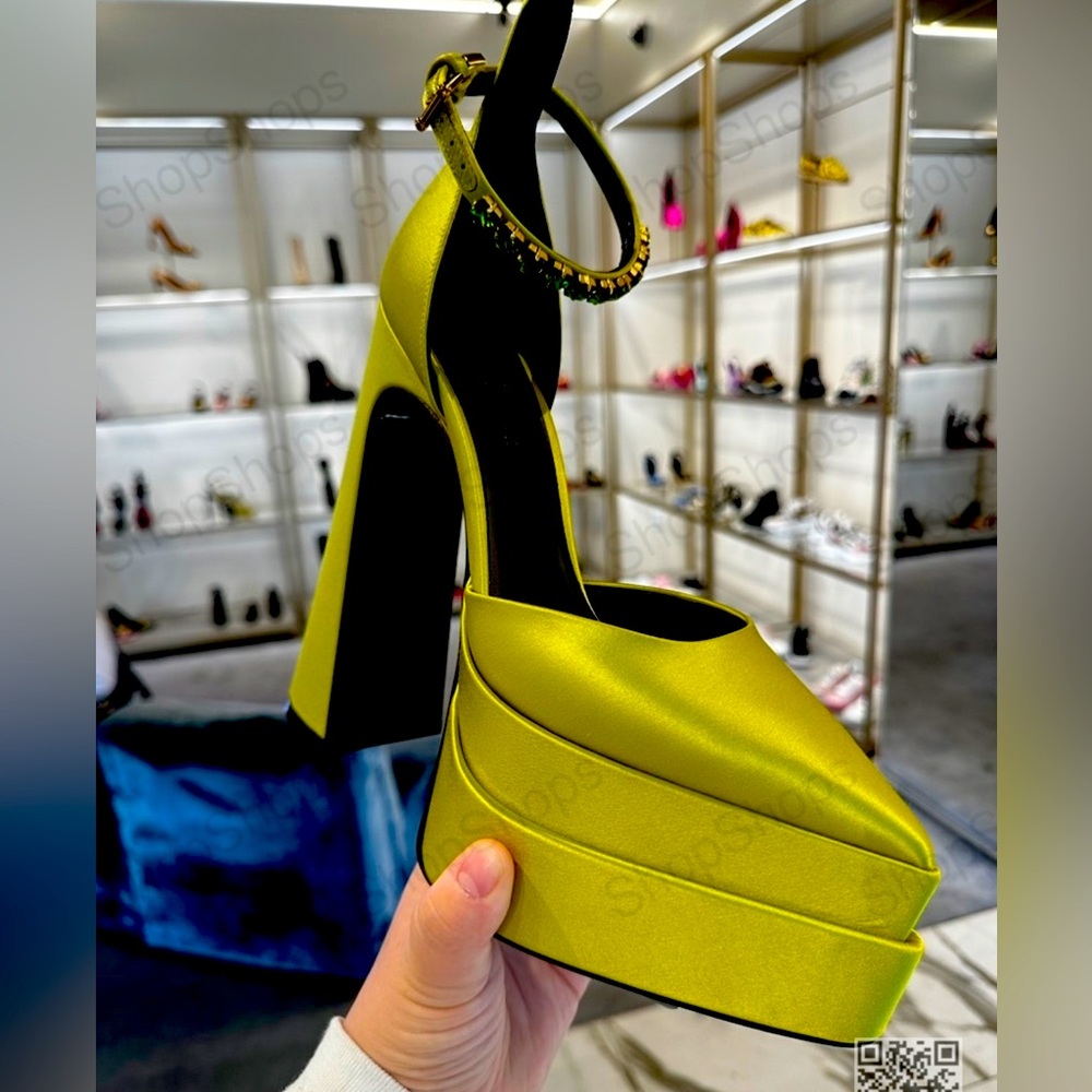 Versace 2022 NEW Pointed platform heels in green.